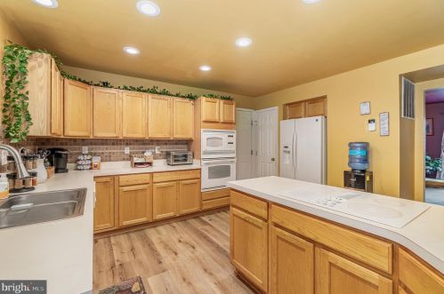 37 Louvain Dr, Hanover PA 17331-8696 exterior