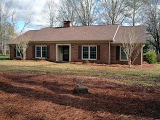 15801 Fairfield Dr, Matthews, NC 28104-2211