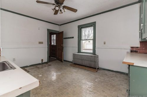 43 Elro St, Manchester CT 06040-4228 exterior