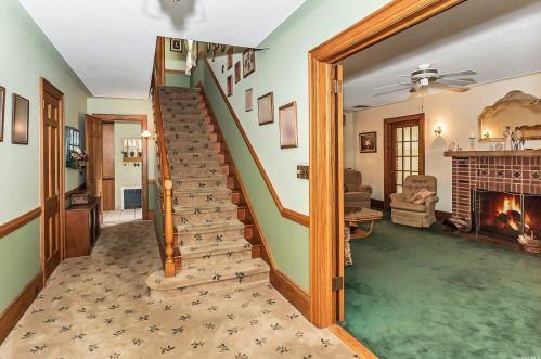 32 Catherine St, Valley Stream, NY 11581-1317