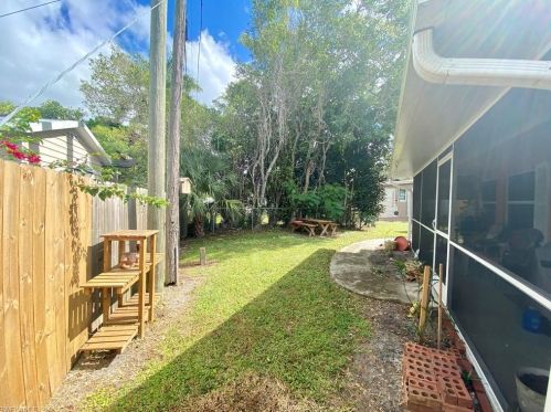 1923 Holiday Ln, Naples FL 34104-4225 exterior