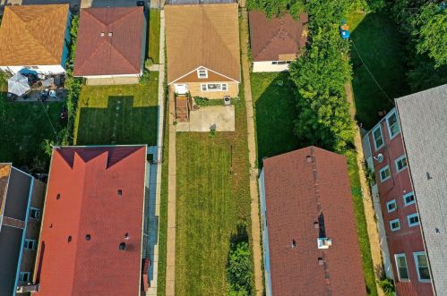 8642 Kingston Ave, Chicago IL  60617-2439 exterior