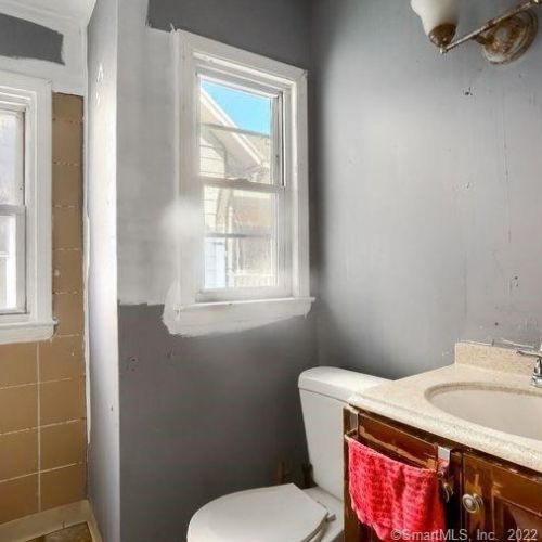 271 Gln St, New Britain CT 06051-2572 exterior