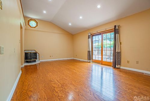 35 Sandalwood Dr, Edison NJ 08820-1249 exterior