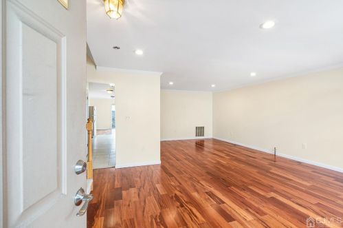 67 Sassafras Ct, New Brunswick, NJ 08902-5003