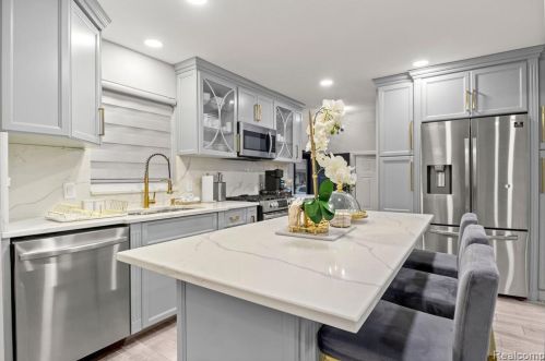 6126 Cambourne Rd, Dearborn Heights MI 48127-3916 exterior