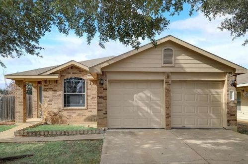 7308 Cayenne Ln, Austin TX  78741-7518 exterior