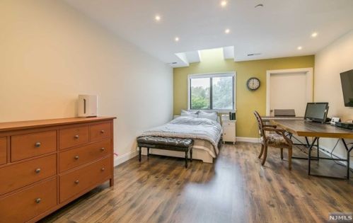 11 Lawrence Ct, Teaneck NJ 07666-6489 exterior