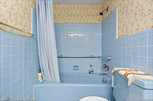 5975 Hubbell St, Dearborn Heights MI 48127-2445 exterior