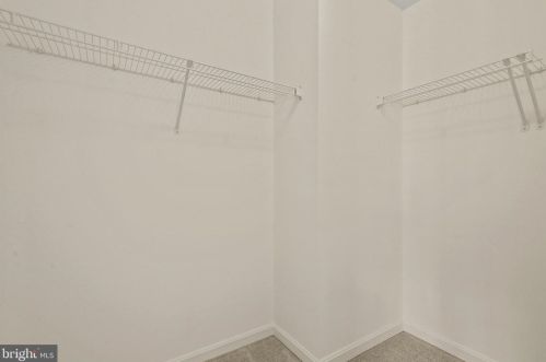 3805 Eisenhower Ave, Alexandria VA 22304-6427 exterior