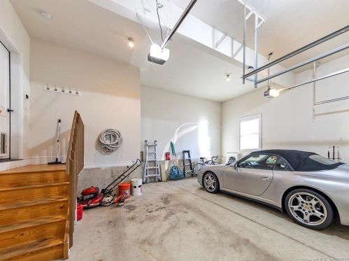 32 Harold Rd, Farmington CT 06032-3407 exterior