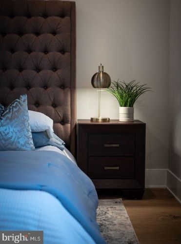 722 Broad St, Philadelphia PA 19146-3119 exterior