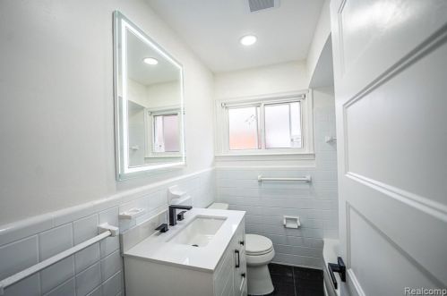 8451 Nightingale St, Dearborn Heights MI  48127-1203 exterior