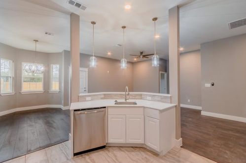 2719 Carpenter Ave, Dallas TX 75210-1705 exterior