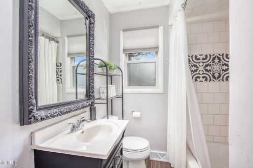 3240 Homecrest Ave, Wyoming MI exterior