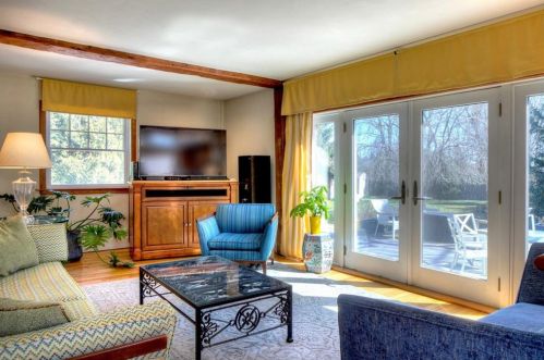 162 Rhode Is Ave, Middletown RI 02840-2761 exterior