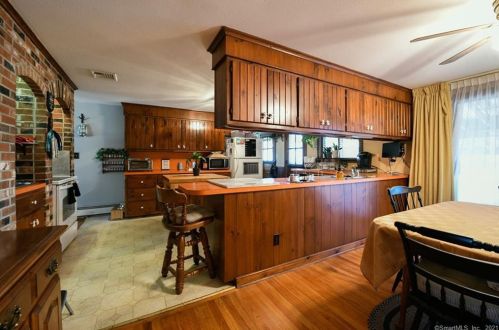 9 Hamilton Ct, Enfield CT 06082-3910 exterior