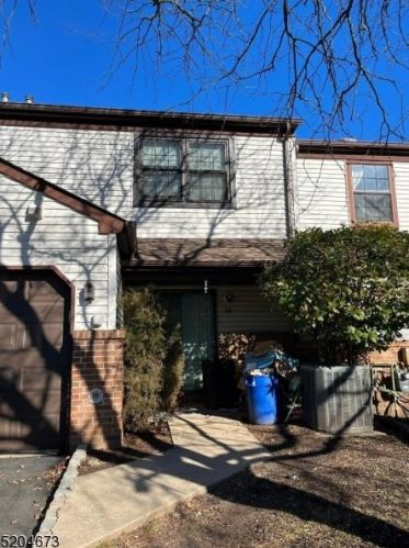 60 Aspen Dr, New Brunswick NJ  08902-1052 exterior