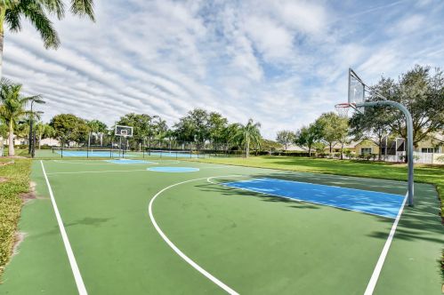 9212 Cove Point Cir, Boynton Beach FL 33472-2766 exterior