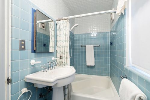 3305 Hollywood Ave, Chicago IL 60659-3601 exterior