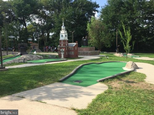 201 8th St, Philadelphia PA 19106-3519 exterior