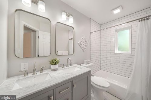 2809 James Dr, Alexandria VA  22303-1338 exterior