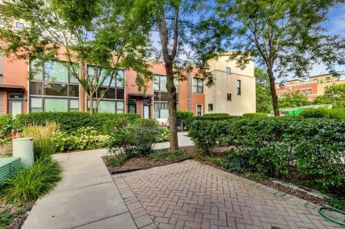 943 Howe St, Chicago, IL 60610-7685