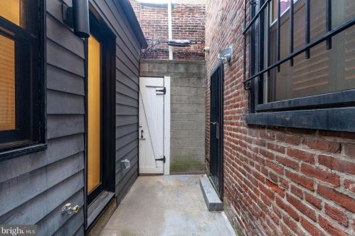 2109 Locust St, Philadelphia PA 19103-4802 exterior