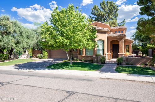 2 Cactus Wren Dr, Phoenix, AZ 85020-4814