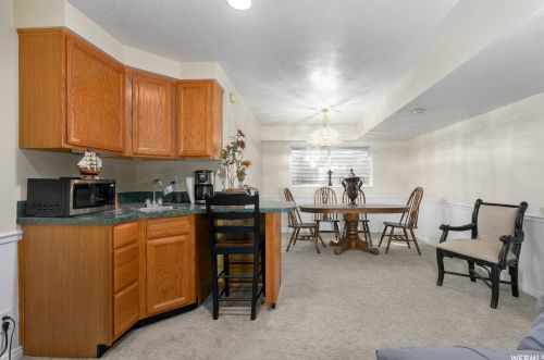 8842 Sunridge Dr, Sandy UT 84093-7044 exterior