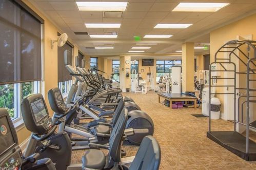 4863 Hampshire Ct, Naples FL 34112-8405 exterior