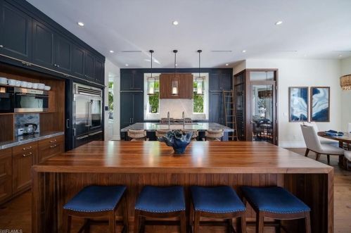 1660 Dolphin Ct, Naples FL 34102-1523 exterior