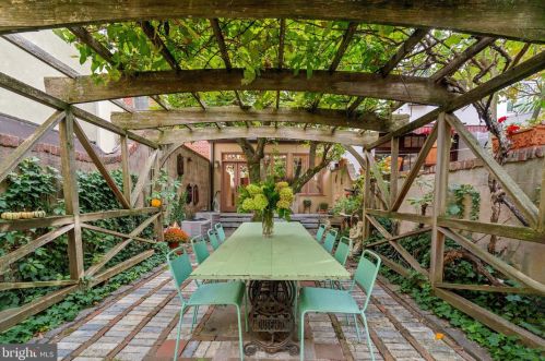 515 Delancey St, Philadelphia PA 19106-4105 exterior