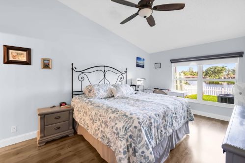 28 Camden Ln, Boynton Beach FL 33426-7704 exterior