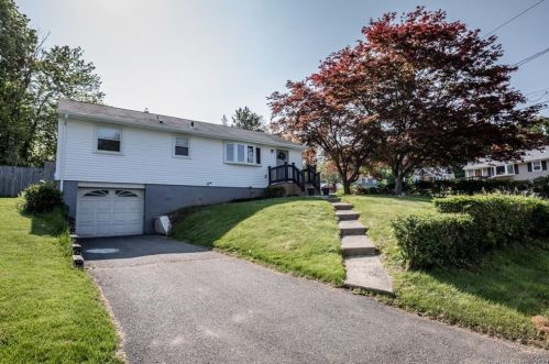 24 Carriage Dr, Wallingford CT  06492-3111 exterior