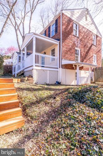 2701 Farmington Dr, Alexandria VA 22303-1315 exterior