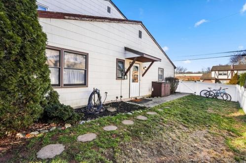 4 Grn Ave, Valley Cottage NY 10989-1807 exterior