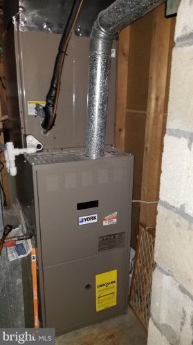 26 Acres Dr, Trenton NJ 08690-3915 exterior