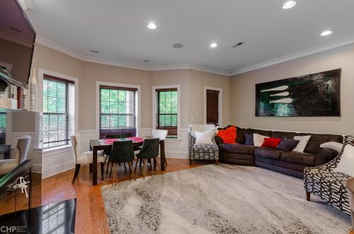 840 Belle Plaine Ave, Chicago, IL 60613-2127