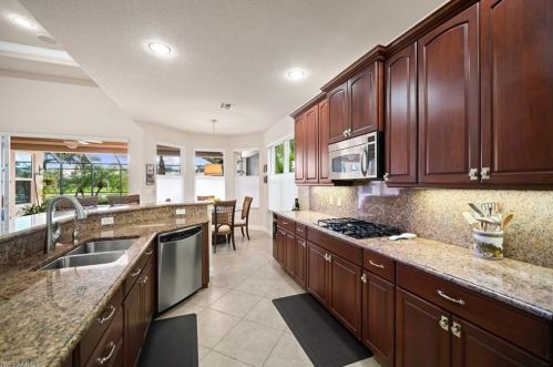 12628 Biscayne Ct, Naples FL 34105-4935 exterior