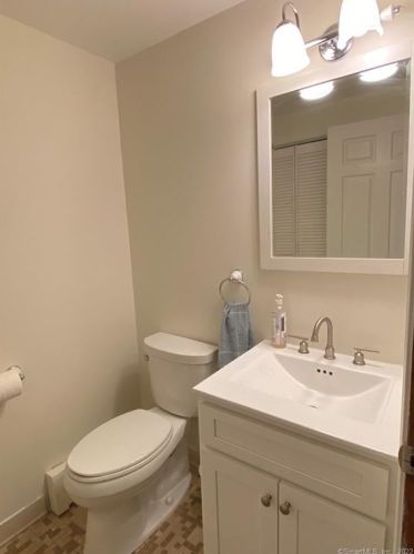 22 Bridle Path Ln, Manchester CT 06042-8303 exterior