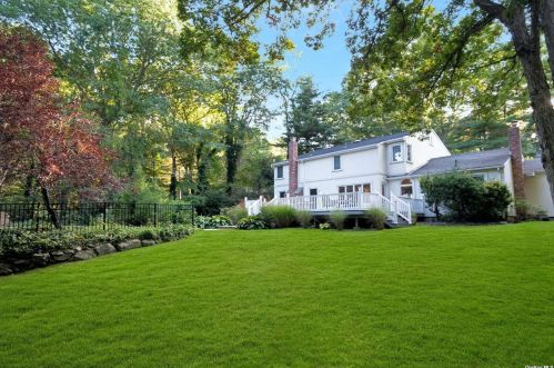 42 Clayton Dr, Huntington Station NY 11746-5503 exterior