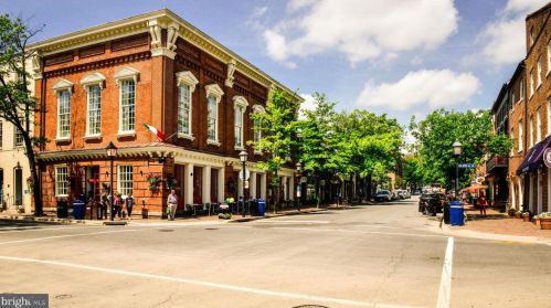 720 Bracey Ln, Alexandria VA  22314-6245 exterior