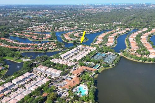 6068 Towncenter Cir, Naples FL 34119-9556 exterior