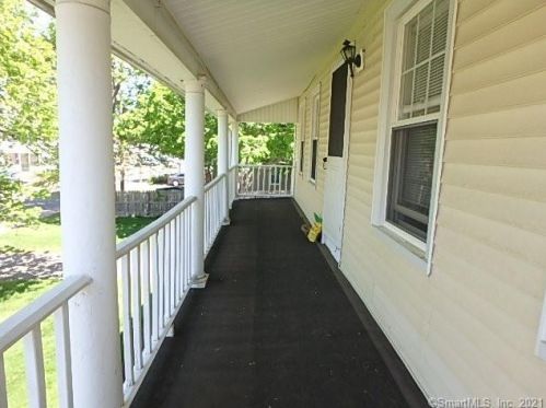 47 Maple St, Manchester CT 06040-5527 exterior