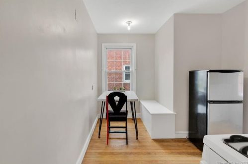 27 Essex St, Manchester CT 06040-4003 exterior