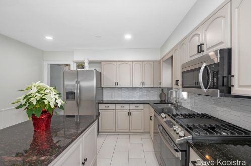 1154 Lakeside Dr, Grand Rapids MI 49503-3812 exterior