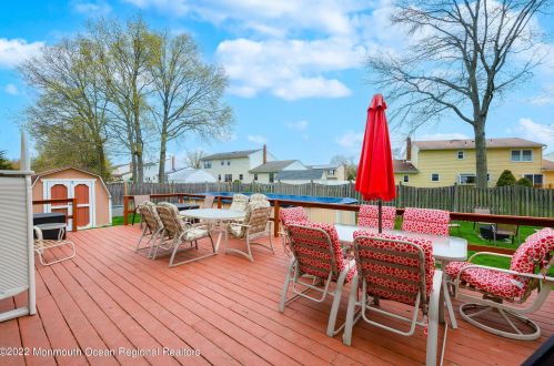 22 Plafsky Dr, Edison NJ 08817-2239 exterior