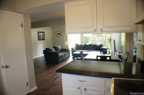 831 Kirts Blvd, Troy MI  48084-4825 exterior