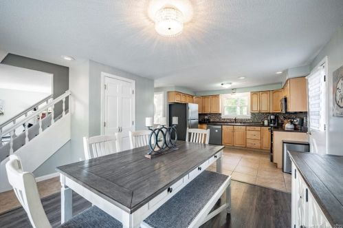 84 Spg St, Windsor Locks CT 06096-2207 exterior